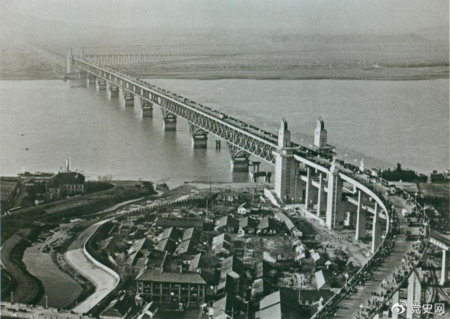 1968年12月29日， 南京長(cháng)江大橋全面建成通車(chē)。這是當時(shí)中國自行設計建造的最大的鐵路、公路兩用橋。